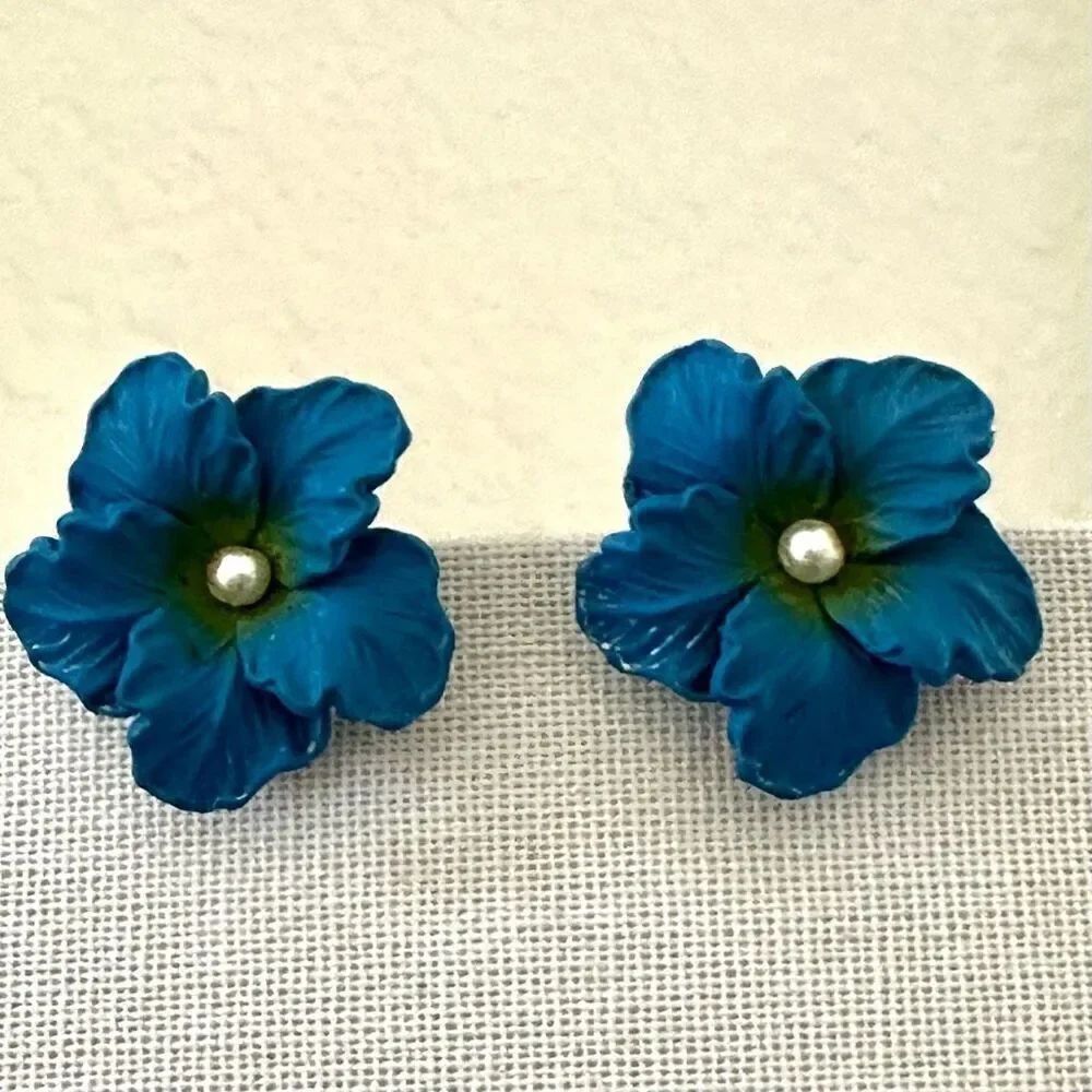 Blue flower faux pearl clip on earrings